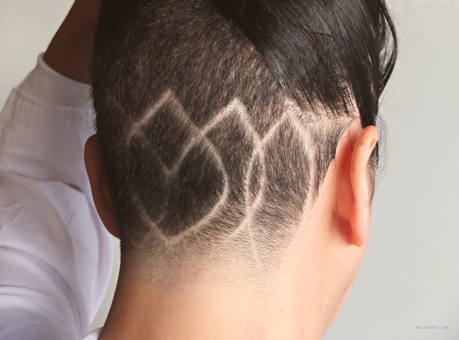 Photo by DΛVΞ GΛRCIΛ via Pexels - 10 Inspirasi Potongan Rambut Pendek Wanita yang Modern & Stylish