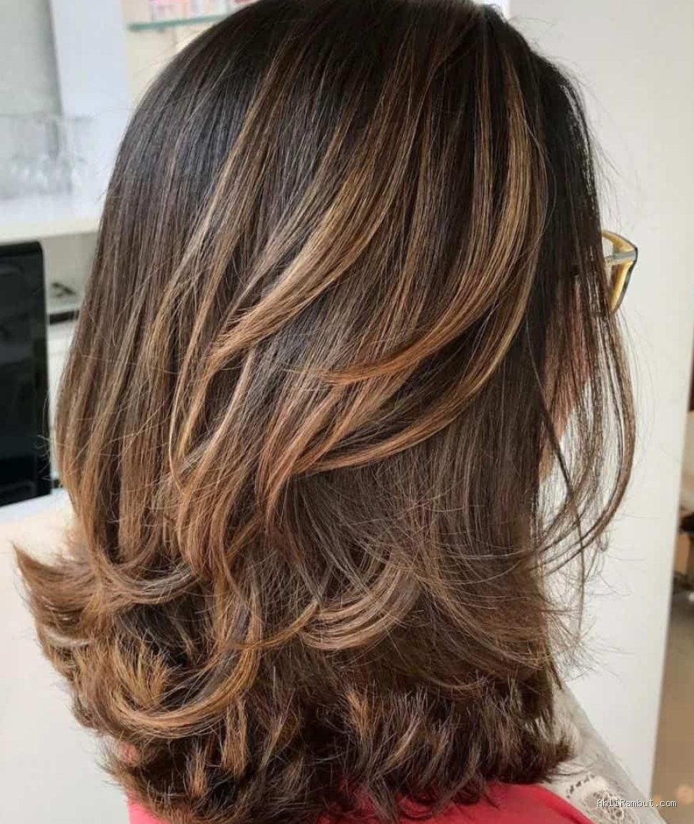 Photo by dailysia.com - Inspirasi Model Rambut Layer Pendek Sebahu untuk Wajah Kotak
