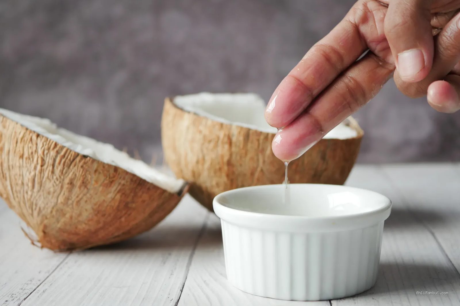 Photo by Towfiqu barbhuiya via Pexels - Manfaat Minyak Kelapa untuk Rambut Sehat dan Berkilau Alami