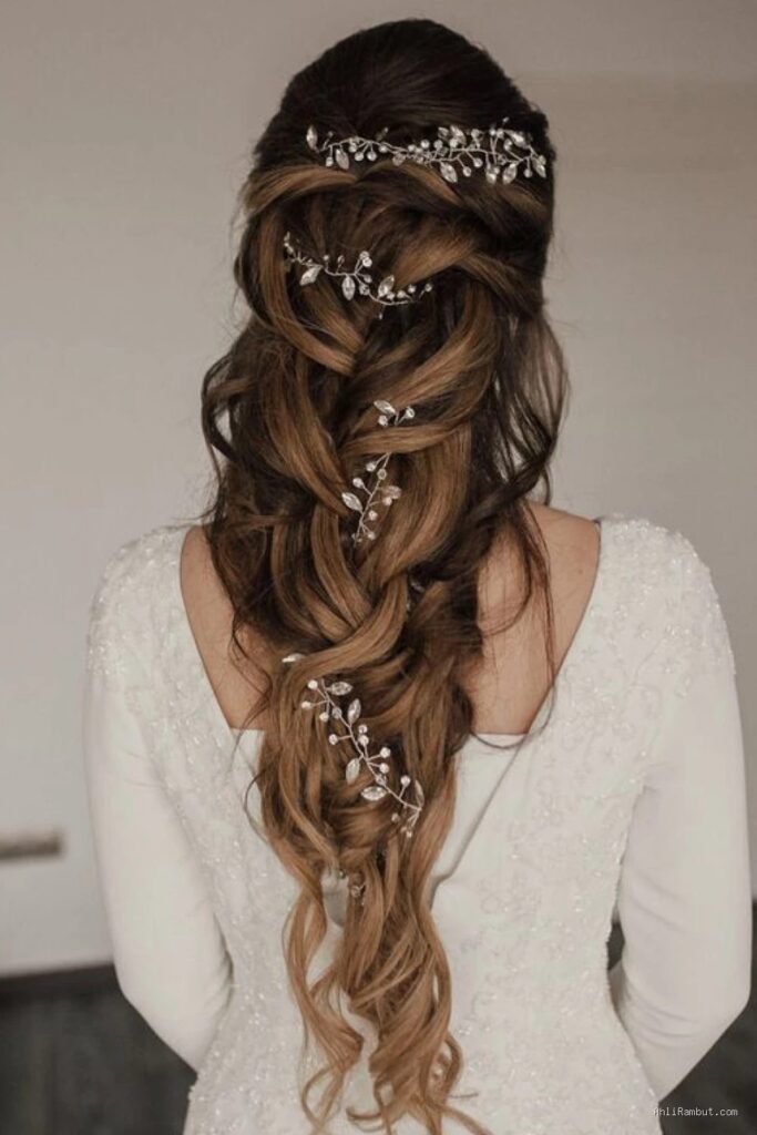 Photo by weddingmarket.com - 15 Inspirasi Gaya Rambut Updo Elegan untuk Pernikahan