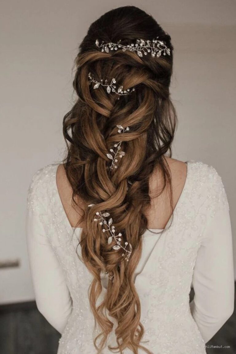Photo by weddingmarket.com - 15 Inspirasi Gaya Rambut Updo Elegan untuk Pernikahan