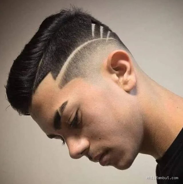 Penyebab Garis Rambut Depan Mundur Sebelah Kanan Lebih Dalam dari Kiri