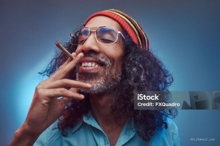 Photo by istockphoto.com - Penyebab Rambut Depan Mundur Lebih Cepat Pada Perokok Aktif